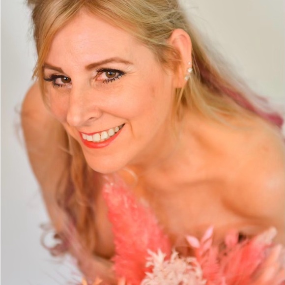 Meet your Posher, Gretchen - Picture 1 of 1